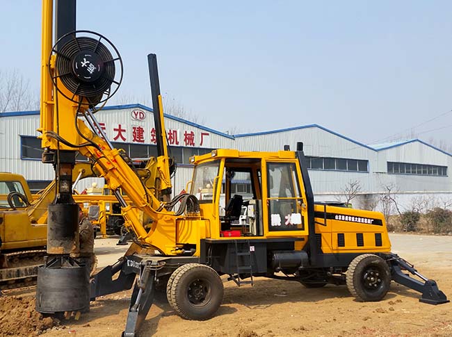 小型轮式旋挖机，适合于房屋建筑、道路桥梁施工和建筑工地使用